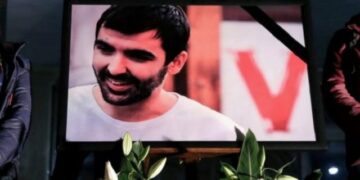Dëmtohet shtylla dhe pllaka e flamurit kombëtar pranë varrit të Astrit Deharit — VV kërkon zbardhje të plotë të rastit
