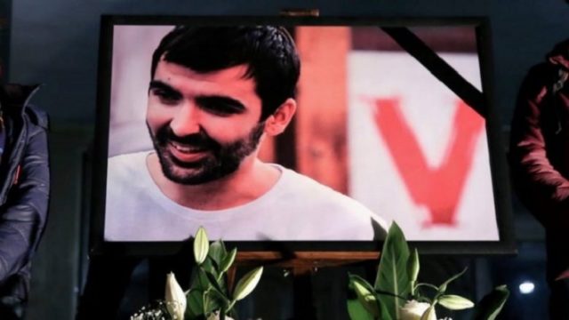 Dëmtohet shtylla dhe pllaka e flamurit kombëtar pranë varrit të Astrit Deharit — VV kërkon zbardhje të plotë të rastit