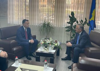 Hamza ia dorëzon zyrtarisht postin Pecit: “Gara politike ka mbaru – unë do të kontribuoj kudo që jam”