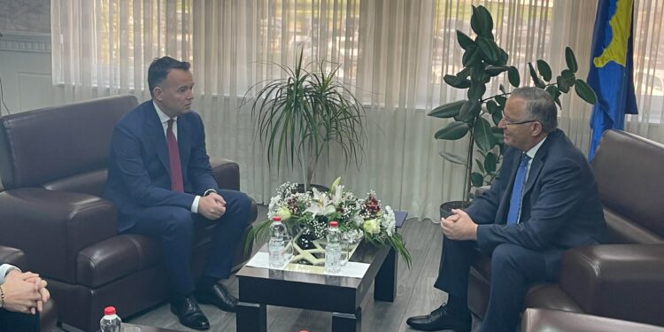 Hamza ia dorëzon zyrtarisht postin Pecit: “Gara politike ka mbaru – unë do të kontribuoj kudo që jam”