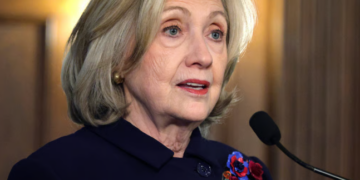 Hillary Clinton “fiton fjalimin” që Trump nuk e mori kurrë: do t’u drejtohet deputetëve britanikë në Westminster