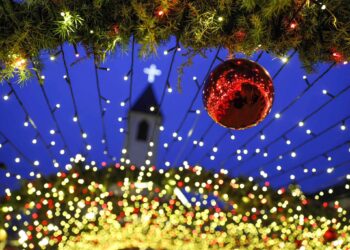 Vjosa Osmani uron besimtarët e krishterë për Krishtlindje: Paqe, shëndet dhe dashuri në çdo shtëpi