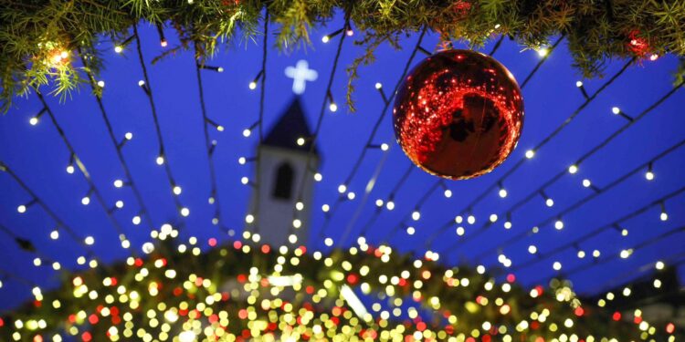 Vjosa Osmani uron besimtarët e krishterë për Krishtlindje: Paqe, shëndet dhe dashuri në çdo shtëpi