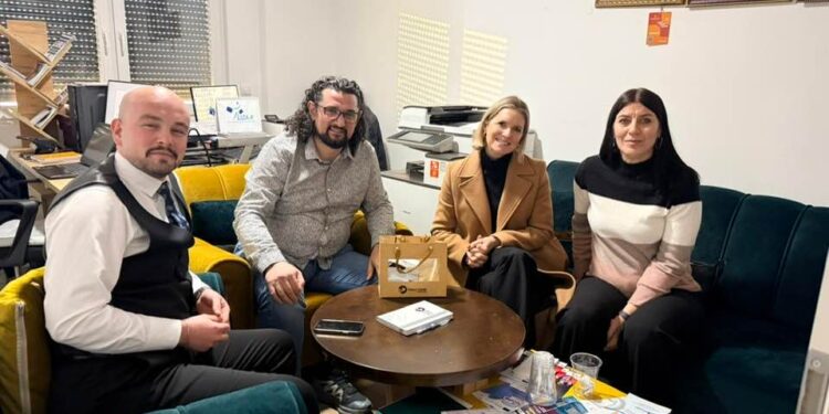 Gjilani në fokus të Peace Corps: LIZA-R mirëpret vullnetar amerikan, përfaqësohet nga Mensur Morina