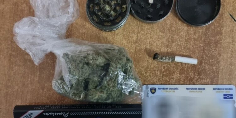 Kaçanik – Policia ndalon të riun me substanca narkotike, Antidroga merr rastin në dorë