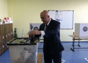 Ramush Haradinaj voton në Gllogjan dhe u bën thirrje qytetarëve: Vendimi më i madh merret në kuti votimi