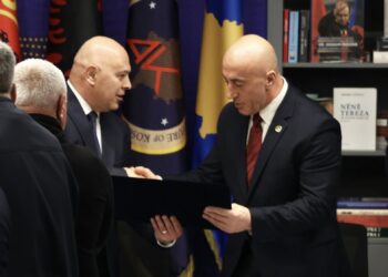 Haradinaj zyrtarizohet kandidat për kryeministër: AAK hyn në zgjedhje me sloganin “Krah Teje” dhe program ekonomik ambicioz