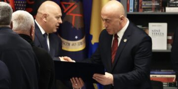 Haradinaj zyrtarizohet kandidat për kryeministër: AAK hyn në zgjedhje me sloganin “Krah Teje” dhe program ekonomik ambicioz