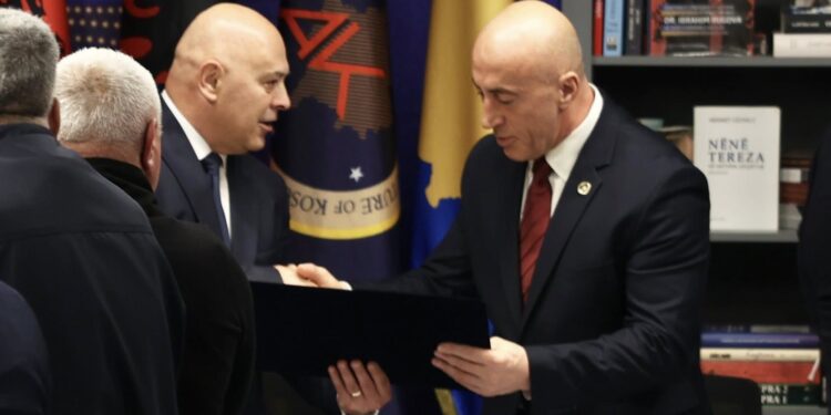 Haradinaj zyrtarizohet kandidat për kryeministër: AAK hyn në zgjedhje me sloganin “Krah Teje” dhe program ekonomik ambicioz