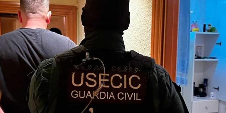 Goditet banda shqiptare në Spanjë: 210 mijë € energji e vjedhur për “shtëpitë e barit”, 9 të arrestuar