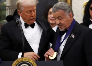 Trump nderon ikonat amerikane të artit: Stallone, KISS, Gloria Gaynor e George Strait marrin medaljet e Kennedy Center
