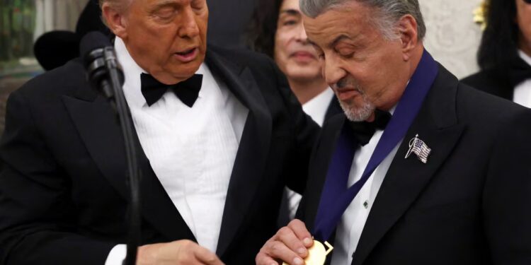Trump nderon ikonat amerikane të artit: Stallone, KISS, Gloria Gaynor e George Strait marrin medaljet e Kennedy Center