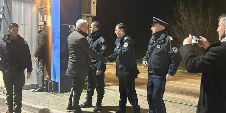 Sveçla viziton pikën kufitare Dheu i Bardhë: Institucionet gati për fluksin e mërgatës