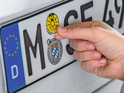 Kujdes bashkëatdhetarë! Afisha portokalli e TÜV-it ka skaduar — shoferët shqiptarë në Gjermani rrezikojnë gjoba dhe pikë penalizimi