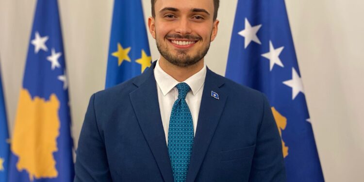 Këshilltari i Presidentes, Shqiprim Arifit: “Turpi yt s’mbulohet me statuse”