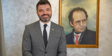 Debutanti i ri i LDK-së hyn fuqishëm në Kuvend dhe rrëmben ulësen e deputetit.