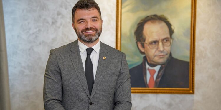 Debutanti i ri i LDK-së hyn fuqishëm në Kuvend dhe rrëmben ulësen e deputetit.