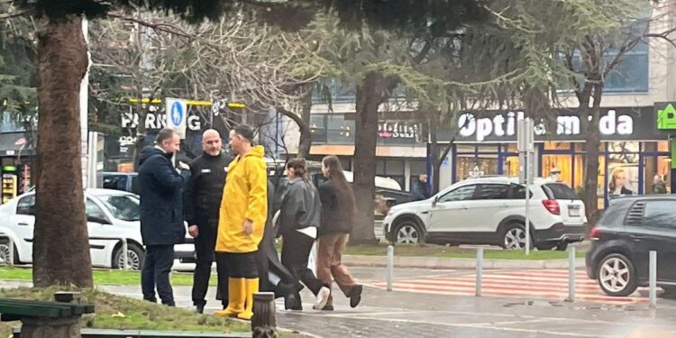 Kryetari i Mitrovicës del në terren për të monitoruar rrezikun e vërshimeve