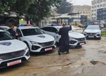 Skandal në Maqedonin e Veriut: Ministri i Brendshëm bëhet “prift”, spërkat veturat policore me ujë të kishës