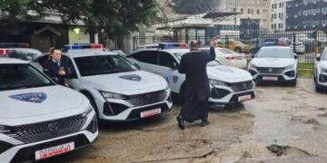 Skandal në Maqedonin e Veriut: Ministri i Brendshëm bëhet “prift”, spërkat veturat policore me ujë të kishës