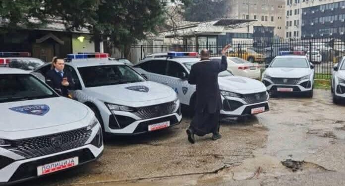 Skandal në Maqedonin e Veriut: Ministri i Brendshëm bëhet “prift”, spërkat veturat policore me ujë të kishës