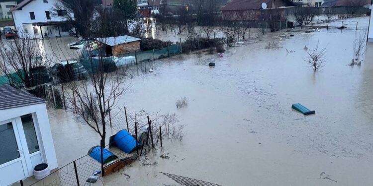 “Disa lumenj e përrenj kanë dalë nga shtretërit”-IHMK paralajmëron vërshime të tjera pas reshjeve të pandërprera të shiut