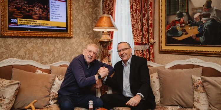 Bedri Hamza takon ambasadorin William Walker në ditët e përkujtimit të Masakrës së Reçakut