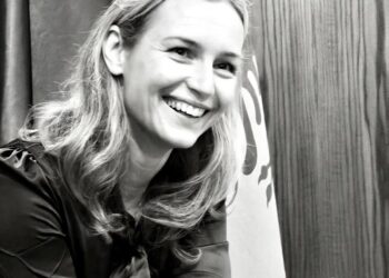 Lea Ypi: Mirupafshim Shqipëri. Llaçin e shpifjeve dhe konspiracioneve biografike, ti kam lënë në derë