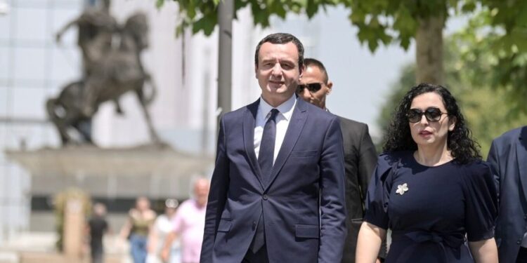 Vjosa Osmani i “kërcënoi” partitë politike, Albin Kurti s’ia garanton numrat për presidente