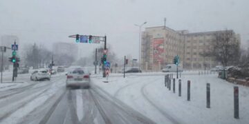 Borë dhe ngrica, apelohet për kujdes gjatë vozitjes
