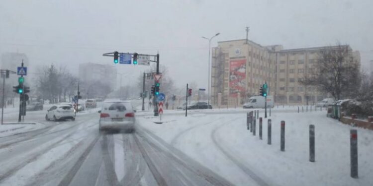 Borë dhe ngrica, apelohet për kujdes gjatë vozitjes