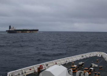 Moska reagon pasi anija me flamur rus u kap nga amerikanët në Atlantik: U shkel konventa mbi të drejtën e detit