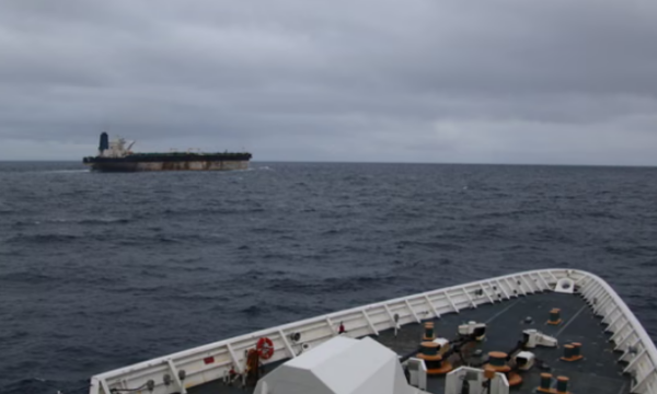 Moska reagon pasi anija me flamur rus u kap nga amerikanët në Atlantik: U shkel konventa mbi të drejtën e detit