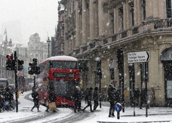 Britani e Madhe, mbyllen shkollat dhe anulohen fluturimet për shkak të dimrit të ashpër