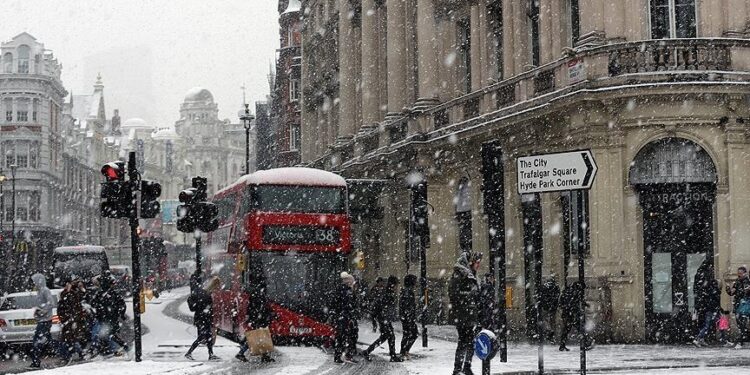 Britani e Madhe, mbyllen shkollat dhe anulohen fluturimet për shkak të dimrit të ashpër