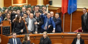 Byroja e Kuvendit lë në fuqi përjashtimin 30-ditor për 6 deputetë të PD-së, opozita flet për ndëshkim politik