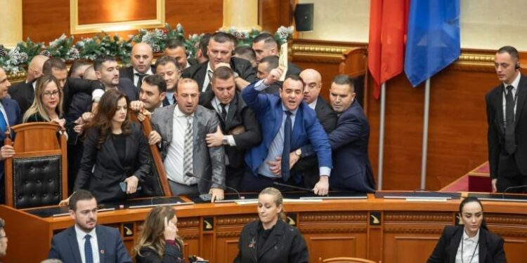 Byroja e Kuvendit lë në fuqi përjashtimin 30-ditor për 6 deputetë të PD-së, opozita flet për ndëshkim politik