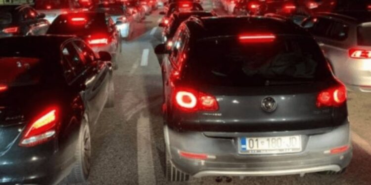 Mbi një orë pritje për të dalë nga Kosova