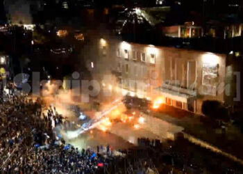 Protesta e PD-së përfundon me dhunë: Molotovë ndaj Kryeministrisë, përplasje te Kuvendi – 11 policë të lënduar