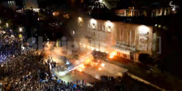 Protesta e PD-së përfundon me dhunë: Molotovë ndaj Kryeministrisë, përplasje te Kuvendi – 11 policë të lënduar