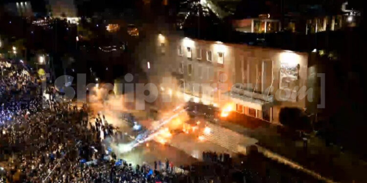 Protesta e PD-së përfundon me dhunë: Molotovë ndaj Kryeministrisë, përplasje te Kuvendi – 11 policë të lënduar