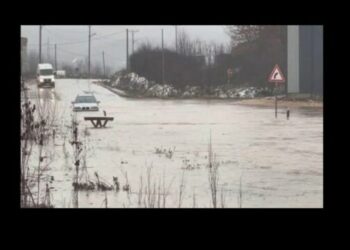Mbyllet aksi Ferizaj–Gjilan në Sojev, shkak grumbullimi i ujit