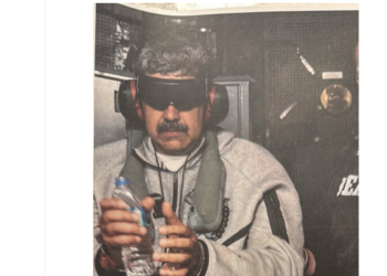 Duart e lidhura dhe sytë e mbuluar, Trump publikon fotografinë e parë të Maduro-s pas arrestimit