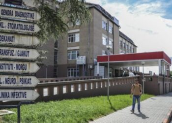 “‘Kërcet’ grushti në QKUK – Rrahen dy kirurgë mes vete