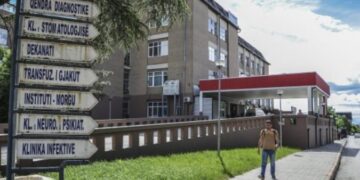 “‘Kërcet’ grushti në QKUK – Rrahen dy kirurgë mes vete