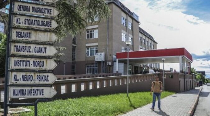 “‘Kërcet’ grushti në QKUK – Rrahen dy kirurgë mes vete