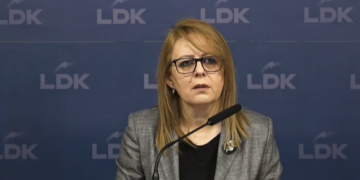 Hykmete Bajrami jep dorëheqje nga pozita e nënkryetares së LDK-së dhe kërkon largimin e Lumir Abdixhikut