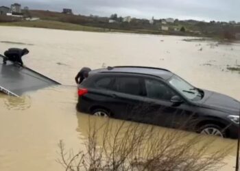 Familja kosovare me tre fëmijë janë bllokuar në makinë nga përmbytjet në Shqipëri