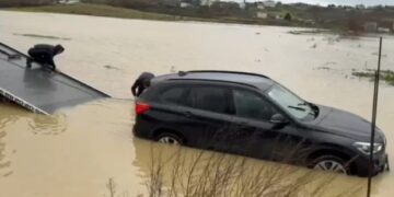 Familja kosovare me tre fëmijë janë bllokuar në makinë nga përmbytjet në Shqipëri