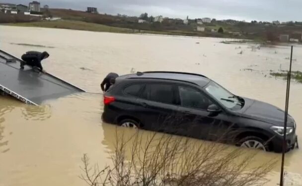 Familja kosovare me tre fëmijë janë bllokuar në makinë nga përmbytjet në Shqipëri